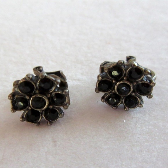 Black rhinestone flower clip-on stud earrings - Picture 3 of 4